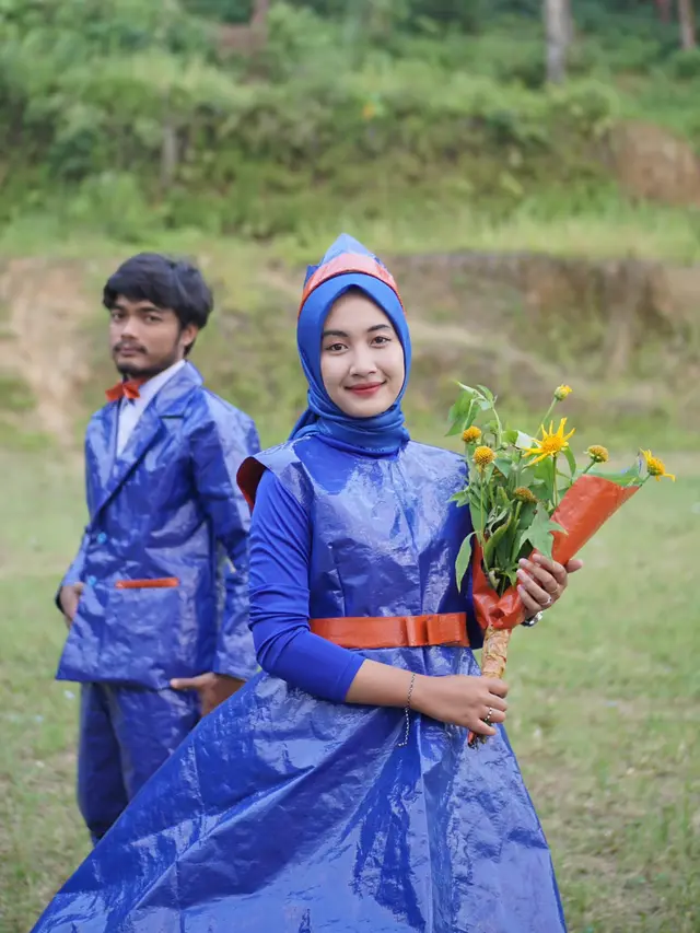 Pasangan Ini Bikin Baju Prewedding dari Terpal, Ini 6 Potret Uniknya