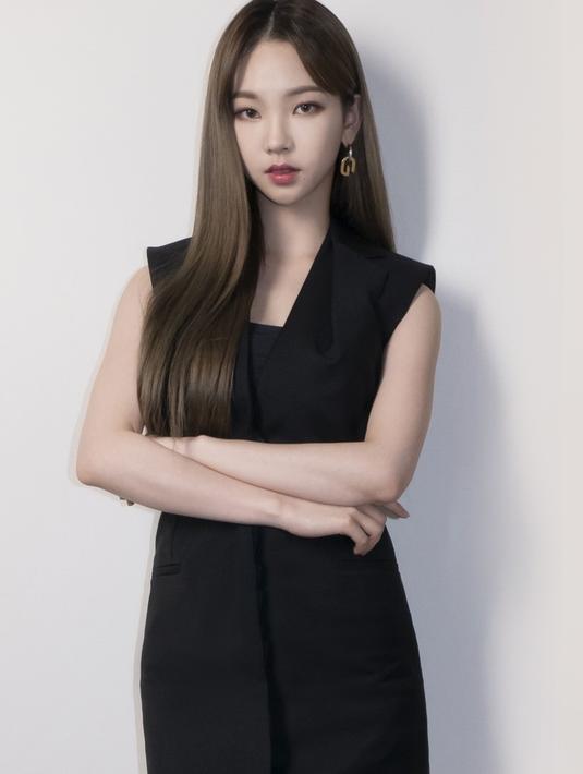 Jago nge-dance, tak heran jika Karina yang lahir pada tahun 2000 ini punya tubuh yang ramping dan ideal. Ia tampak elegan dengan gaun serba hitam di salah satu pemotretan.(Liputan6.com/Twitter/@aespa_official)