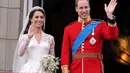 Kate Middleton mengenakan gaun putih kerah v neck berlace lengkap dengan veilnya dari Alexander Mcqueen. [@princeandprincessofwales]