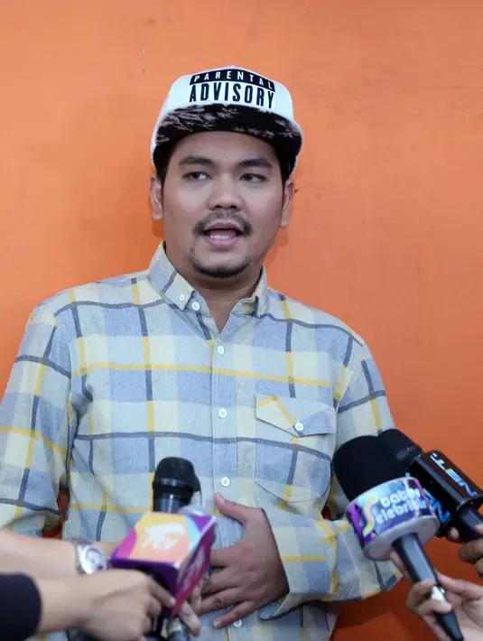 "Sudah mulai turun ke kamar mandi sendiri. Cuma masih ada pendarahan, nah itu yang harus dicari tahu. Besok mau CT-Scan, mungkin ada obat yang masuk dan masih di situ. Dan harus dikeluarkan," tutur Bekti. (Nurwahyunan/Bintang.com)