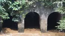 Suasana bangunan Jembatan Terowongan Tiga di kawasan Matraman, Jakarta, Minggu (12/6/2022). Jembatan Terowongan Tiga yang ditetapkan sebagai bangunan cagar budaya oleh Pemprov DKI Jakarta tersebut kondisinya terbengkalai dan kumuh. (Liputan6.com/Herman Zakharia)