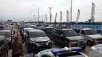 Ribuan mobil pribadi lewati Tol Fungsional Brebes-Gringsing, Senin (19/6/2017). (Fajar/Liputan6.com)