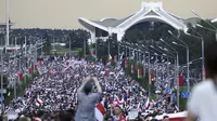 Pendukung oposisi Belarusia berunjuk rasa di Minsk, Belarusia, Minggu (30/8/2020). Puluhan ribu demonstran berkumpul untuk menuntut agar Presiden Belarusia Alexander Lukashenko mengundurkan diri. (AP Photo)