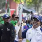 Legenda tinju Indonesia, Ellyas Pical membawa obor saat Torch Relay Asian Games 2018 di Kota Bogor, Jawa Barat, Selasa (14/8/2018). (Bola.com/Reza Bachtiar)