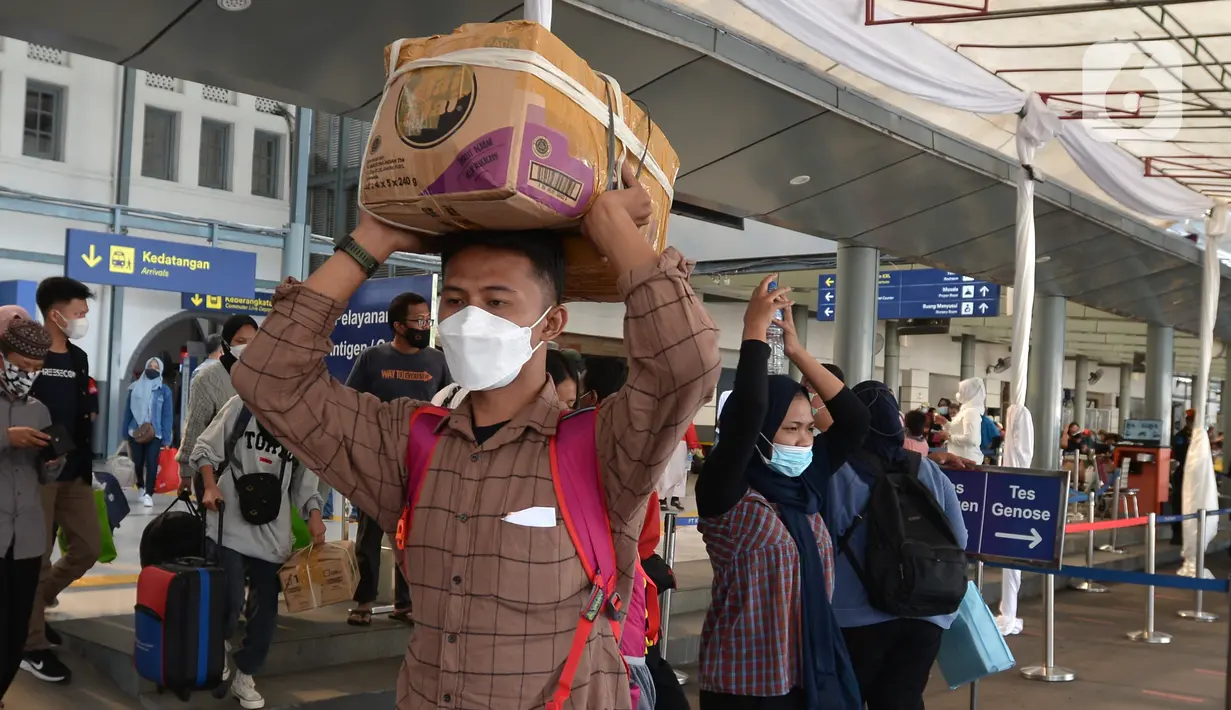 Penumpang membawa barang bawaan di Stasiun Pasar Senen, Jakarta, Rabu (19/5/2021). Stasiun Pasar Senen tak menerapkan kembali pengecekan dokumen bebas COVID-19 bagi para penumpang yang tiba di Jakarta. (merdeka.com/Imam Buhori)