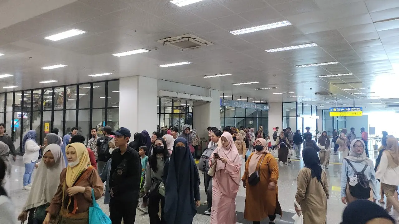 Kepadatan penumpang di Stasiun Manggarai, Tebet, Jakarta Selatan pada Sabtu (5/10/2024). (Foto: Polsek Tebet)