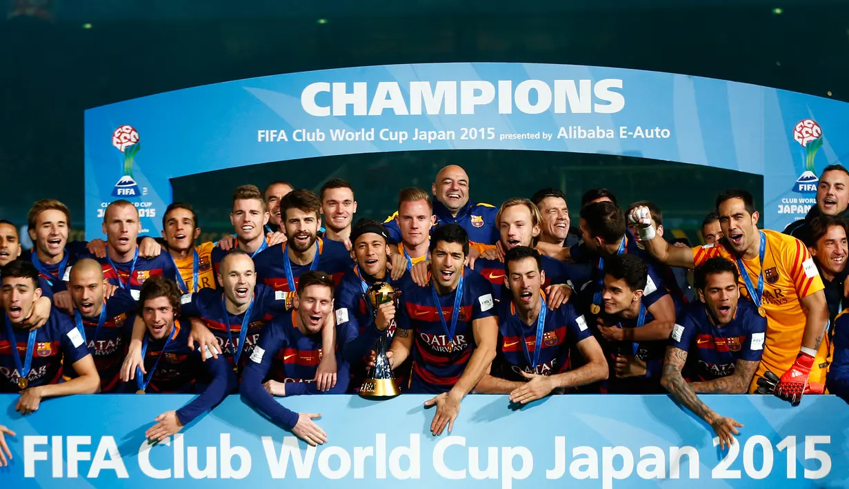Pemain Barcelona berselebrasi mengangkat trofi Piala Dunia Antarklub 2015 usai menundukkan River Plate 3-0, dalam pertandingan di Stadion Internasional Yokohama, Jepang, Minggu (20/12). Barca menaklukan River Plate 3-0. (Reuters/Thomas PeterLivepic)