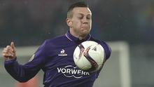 Penyerang Fiorentina, Federico Bernardeschi, menahan bola saat melawan PAOK pada laga kualifikasi Liga Europa di Stadion Artemio Franchi, Florence, Kamis (24/11/2016). (AFP/Andreas Solaro)