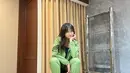 Lagi, kali ini Fuji berpose di sebuah kursi mengenakan set atasan dan bawahan berwarna hijau. Jaket dipadukan dengan sweat pantsnya yang serasi, dikenakan Fuji yang tampak merias wajahnya secara minimalis, membiarkan rambut panjangnya tergerai, dengan pose wajah imut mengedipkan satu matanya. [Foto: Instagram/fuji_an]