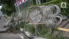 Kawat berduri membentang menghalangi jalur pejalan kaki atau pedestrian di Jalan Gatot Subroto, Jakarta, Selasa (2/2/2021). Keberadaan kawat berduri tersebut mengganggu akses pejalan kaki serta menutup jalur pemandu khusus penyandang disabilitas (guiding block). (Liputan6.com/Faizal Fanani)