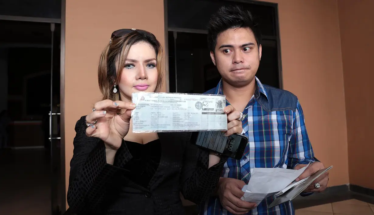 Saat ditemui di kawasan Jakarta Timur, mantan suami Fairuz A Rafiq mengaku telah resmi menikahi pesinetron Kumalasari. Tidak ada media yang tahu kapan persisnya pasangan ini meresmikan hubungannya. (Deki Prayoga/Bintang.com)