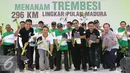 Foto bersama Wali Band dengan segenap pejabat terkait saat Djarum Trees For Life (DTFL) program "Penghijauan 296 KM Lingkar Pulau Madura"., Jawa Timur, Rabu (23/11). (Liputan6.com/Herman Zakharia)