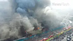  Raga Santosa, pemuda 25 tahun telah mengemban tugas menjadi tim pemadam kebakaran Jakarta Timur sejak lima tahun lalu. Raga mengaku tanggung jawabnya memadamkan api adalah panggilan jiwa.