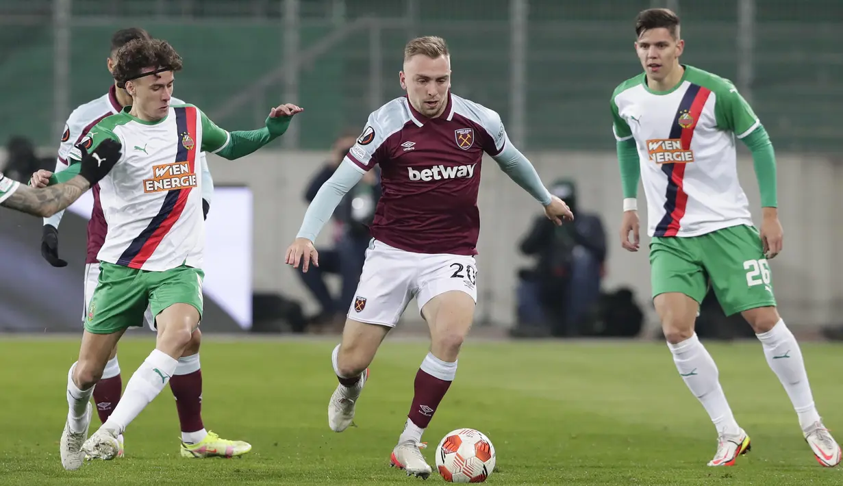 West Ham United berhasil meraih kemenangan saat bertamu ke markas Rapid Vienna pada partai kelima fase Grup H Liga Europa 2021/2022 di Stadion Allianz, Wina, Jumat (26/11/2021). (AP/Lisa Leutner)