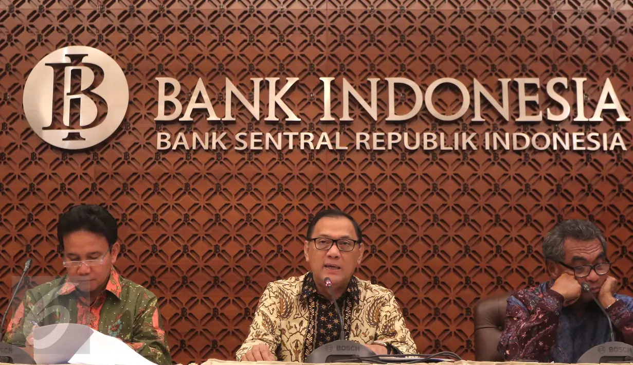 Gubernur BI Agus D.W. Martowardojo (tengah), Deputi Gubernur BI Senior Mirza Adityaswara (kiri) dan Deputi Gubernur BI Ronald Waas menggelar konferensi pers Triwulan III Bank Indonesia (BI) di Gedung BI, Jakarta,  (17/11/2015). (Liputan6.com/Angga Yunia)