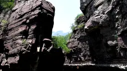 Pemandangan Ngarai Hongshi (Batu Merah) di lokasi wisata Gunung Yuntai di Wilayah Xiuwu, Provinsi Henan, China tengah (28/5/2020). Ngarai di dataran Danxia sepanjang 1,5 kilometer tersebut memiliki batu pasir berwarna kemerahan. (Xinhua/Zhu Xiang)