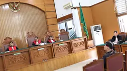 Suasana sidang lanjutan kasus ujaran kebencian terdakwa Ahmad Dhani di Pengadilan Negeri Jakarta Selatan, Senin (2/7). Sidang tersebut menghadirkan saksi dari jaksa dan saksi meringankan dari Ahmad Dhani. (Liputan6.com/Immanuel Antonius)