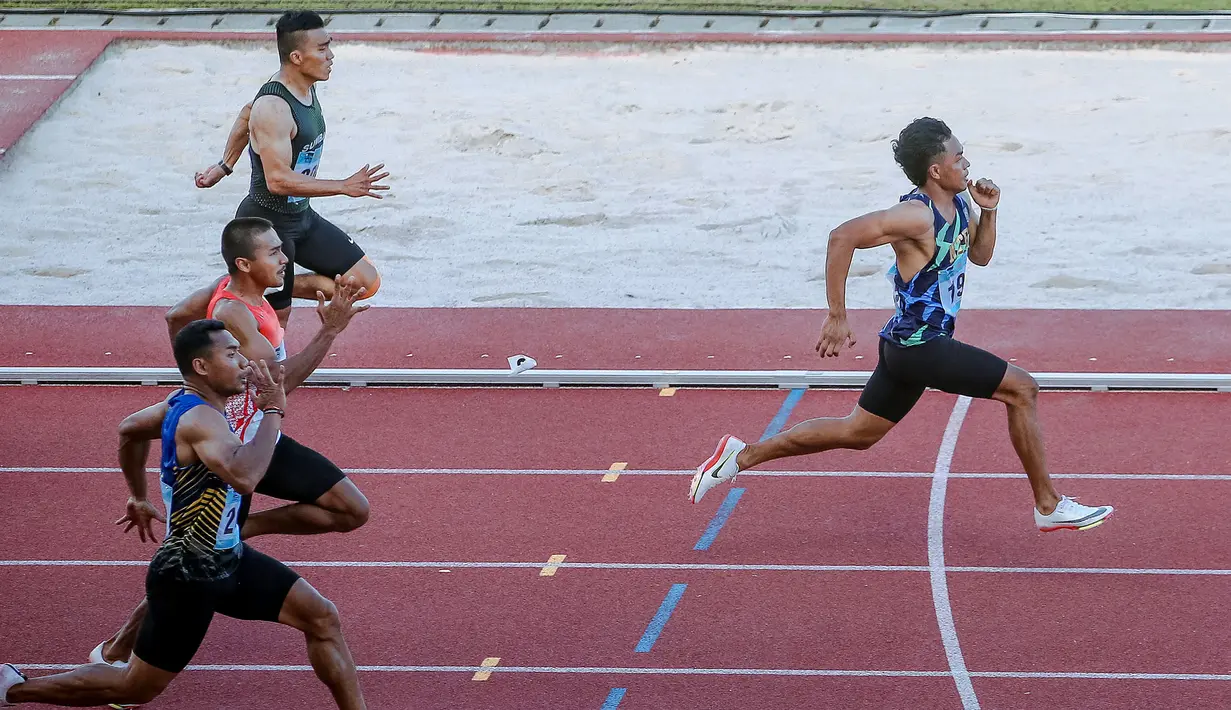 Lalu Mohammad Zohri pelari 100 meter putra asal Nusa Tenggara Barat (kanan) meninggalkan lawan-lawannya saat beraksi pada PON XX Papua 2021 di Stadion Atletik  Mimika Sport Complex, Kabupaten Mimika, Papua, Rabu (6/10/2021). (Foto: PB PON XX PAPUA 2021/Peksi Cahyo)