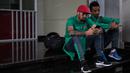 Pemain pemain Timnas Indonesia, Bayu Pradana dan Stefano Lilipaly (kiri), berbincang-bicang jelang keberangkatan menuju Vietnam di Hotel Lor In, Jawa Barat, Minggu (4/12/2016). (Bola.com/Vitalis Yogi Trisna)