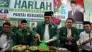 Ketua Umum PKB, Muhaimin Iskandar memotong nasi tumpeng saat peringatan Hari Lahir (Harlah) ke-17 PKB di Kantor DPP PKB, Jakarta, Kamis (23/7/2015). Harlah tersebut dihadiri oleh ratusan anak yatim. (Liputan6.com/Faizal Fanani)