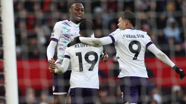 Penyerang Bournemouth asal Belanda #19, Justin Kluivert (tengah), merayakan gol bersama penyerang Bournemouth asal Ghana #24, Antoine Semenyo (kiri), dan penyerang Bournemouth asal Brasil #09, Evanilson (kanan), setelah mencetak gol kedua mereka dari titik penalti selama pertandingan Liga Primer Inggris antara Manchester United dan Bournemouth di Old Trafford di Manchester, Inggris barat laut, pada 22 Desember 2024. (Darren Staples/AFP)