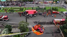 Petugas damkar mengevakuasi korban saat simulasi penanggulangan kebakaran di Senayan City, Jakarta, Kamis (2/6). Simulasi ini untuk meningkatkan kewaspadaan dan kesigapan pengelola pusat perbelanjaan dalam menghadapi kebakaran. (Liputan6.com/Fery Pradolo)