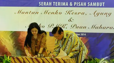 Puan Maharani dan Agung Laksono menandatangani berita acara serah terima jabatan, Jakarta, Selasa (28/10/2014). (Liputan6.com/Andrian M Tunay)