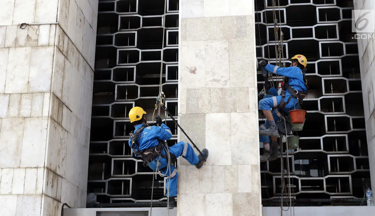 Pekerja beraktivitas membersihkan tiang-tiang Masjid Istiqlal, Jakarta, Selasa (18/6/2019). Pemerintah merenovasi dan memperbaiki struktur bangunan Masjid Istiqlal yang merupakan salahsatu cagar budaya dengan anggaran sebesar Rp465 miliar. (Liputan6.com/Helmi Fithriansyah)