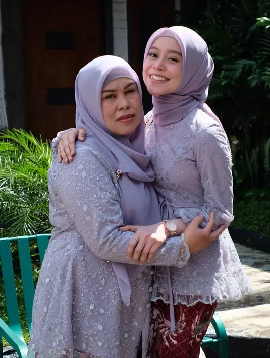 Momen kompak Lesti Kejora pakai baju sama dengan Mama Redi curi perhatian. Keduanya selalu menyita perhatian saat bersama. Tak ayal, foto momen bersama Lesti bareng Mama Redi selalu menuai atensi publik. (Liputan6.com/IG/@mamah_kejora)