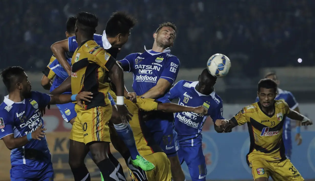 Para pemain Persib melakukan duel udara dengan pemain Mitra Kukar pada laga leg kedua semi final Piala Presiden di Stadion Si Jalak Harupat, Bandung, Sabtu (10/10/2015). (Bola.com/Vitalis Yogi Trisna)