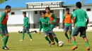Gelandang timnas Indonesia U-23, Paulo Sitanggang (ketiga kiri) mengoper bola ke rekan setimnya saat berlatih di Lapangan Sutasoma, Jakarta, (25/3/2015). Garuda Muda akan berlaga di kualifikasi Grup H Piala Asia 2016. (Liputan6.com/Helmi Fithriansyah)