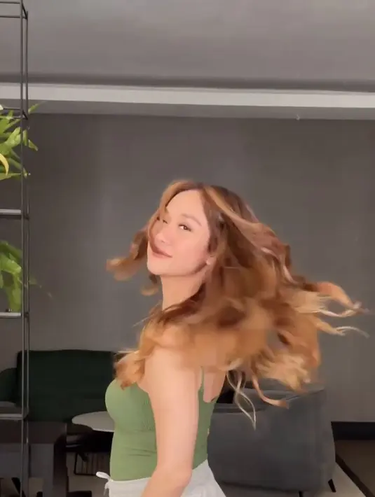Bunga Citra Lestari saat mengibaskan rambut barunya. Sontak penampilan rambut terbaru ibu dari Noah Sinclair tersebut disorot warganet. (Instagram/ bclsinclair)