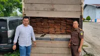 Barang bukti kejahatan lingkungan berupa papan hasil ilegal logging yang disita petugas di Kota Dumai. (Liputan6.com/M Syukur)