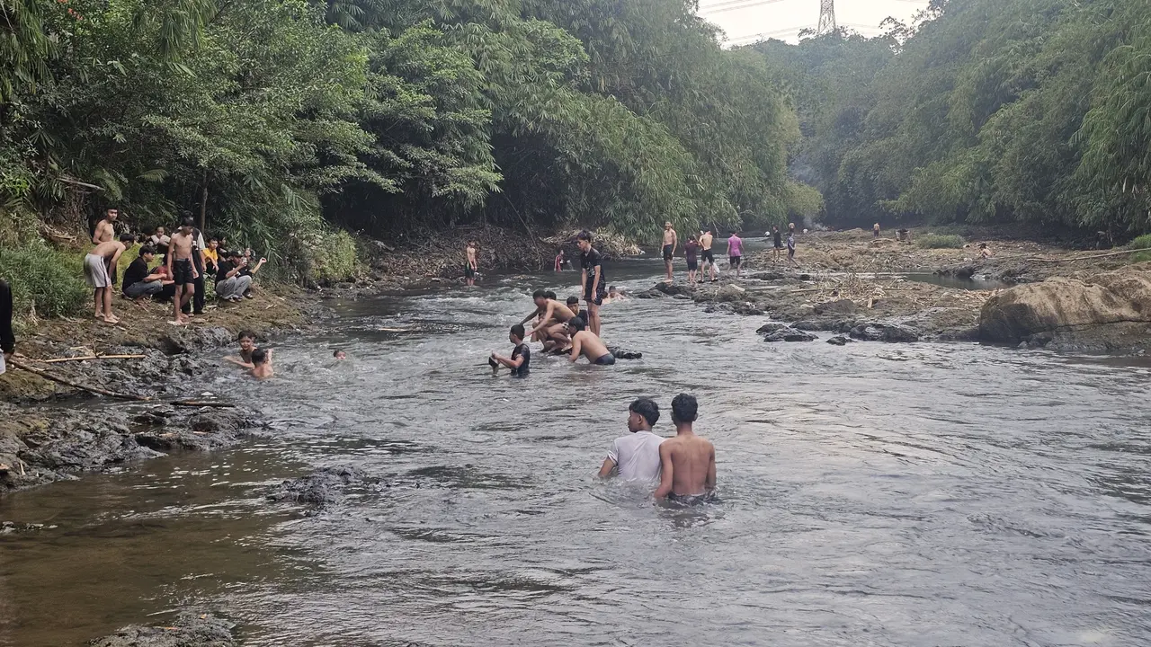 Sejumlah remaja memanfaatkan aliran sungai Ciliwung yang surut.