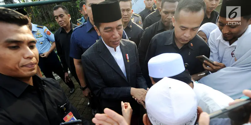 Usai Salat Id, Presiden Jokowi Silaturahmi Bersama Warga
