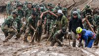 Sedikitnya sudah 25 jenazah korban longsor yang berhasil dievakuasi tim SAR gabungan. Tampak dalam foto, tim penyelamat mencari korban yang terkubur longsor di Desa Pasirlangu, Bandung, Jawa Barat, pada Senin 26 Januari 2026. (Timur Matahari/AFP)