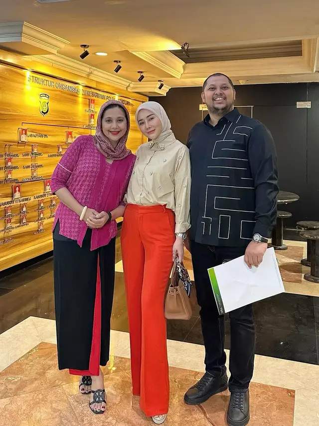 Potret Marrisya Icha didampingi kuasa hukum dan Ayu Azhari mencabut laporannya terhadap Medina Zein (Sumber: Instagram/@ayukhadijahazhari)