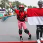 Skateboarder putri Indonesia Aliqqa Novvery (kiri) dan Bunga Nyimas mengibarkan bendera merah putih usai mengikuti final skateboard kelas taman putri Asian Games 2018 di Palembang, Sumatera Selatan, Rabu (29/8). (ANTARA FOTO/INASGOC/M N Kanwa/thv/18)