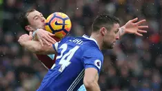 Pemain Burnley, Ashley Barnes (kiri) berduel dengan pemain Chelsea, Gary Cahill pada lanjutan Premier League di Turf Moor stadium, Burnley (12/2/2017).  Chelsea bermain imbang 1-1 lawan Burnley.  (EPA/Nigel Roddis)