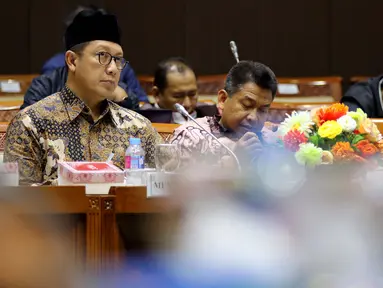Menteri Agama Lukman Hakim Saifuddin (kiri) dan Menteri Sosial Agus Gumiwang Kartasasmita (kanan) saat mengikuti rapat kerja bersama Komisi VIII DPR terkait RKA K/L Tahun 2019 di Jakarta, Rabu (24/10). (Liputan6.com/JohanTallo)