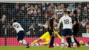 Pemain Tottenham Hotspur Steven Bergwijn (kiri) mencetak gol ke gawang Manchester City pada pertandingan Liga Inggris di  Stadion Tottenham Hotspur, London, Inggris, Minggu (2/2/2020). Tottenham Hotspur mengalahkan Manchester City 2-0. (AP Photo/Ian Walton)