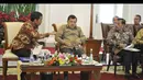 Presiden Joko Widodo (kiri) berbincang dengan Jaksa Agung, M Prasetyo (kanan) disaksikan Wapres Jusuf Kalla (tengah) saat pertemuan dengan Kepala Kejaksaan Tinggi seluruh Indonesia di Istana Bogor, Jabar, Jumat (28/11). (ANTARA FOTO/Andika Wahyu)