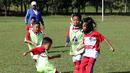 Anak-anak usia di bawah 10 tahun yang tergabung dalam Imran Soccer Academy (ISA) sedang berlatih tanding. Siswa putri pun turut serta. (Bolacom/Arief Bagus)