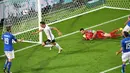 Pemain Jerman, Mesut Ozil, saat mencetak gol ke gawang Italia pada perempat final Piala Eropa 2016 di Stadion Matmut Atlantique, Bordeaux, Minggu (3/7/2016) WIB. (AFP/Mehdi Fedouach)
