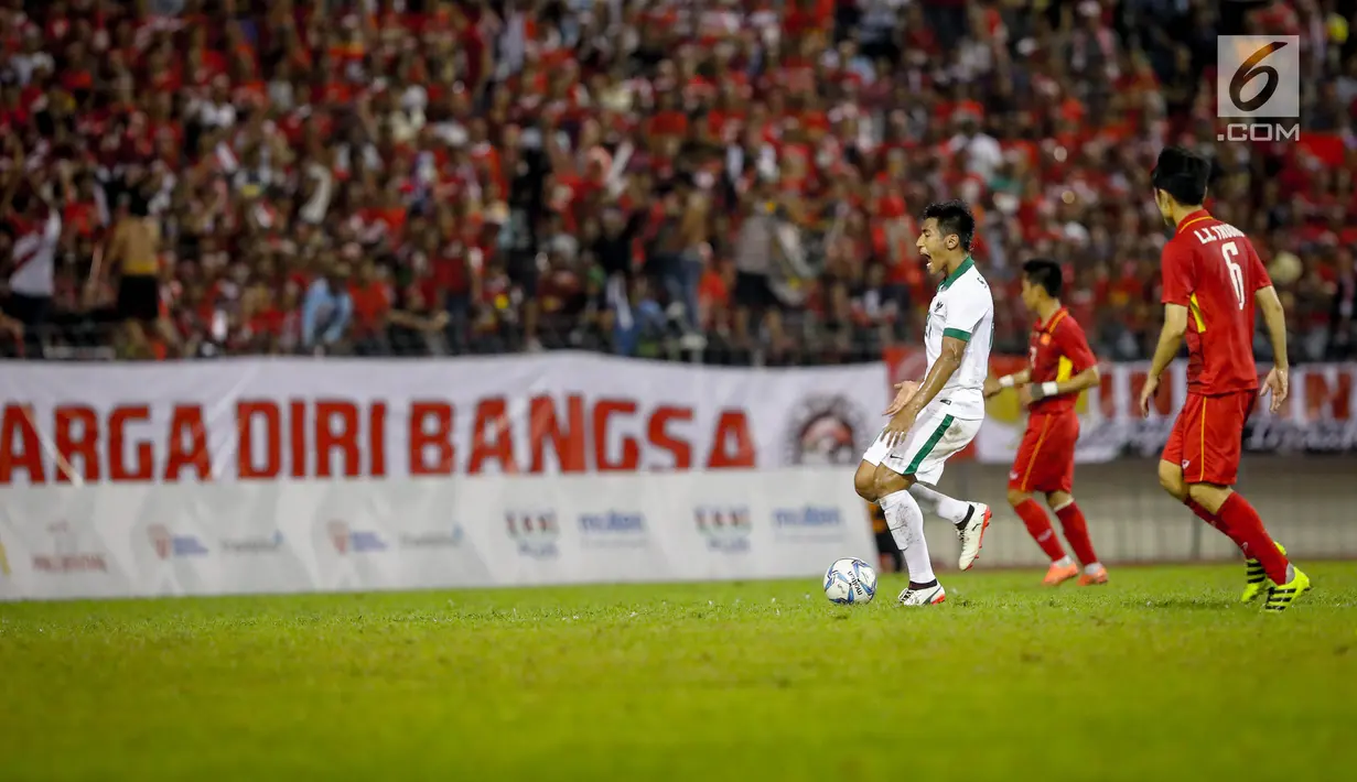 Pemain Timnas U-22, Hanif Abdurrauf Sjahbandi mengendalikan bola pada babak penyisihan grup B SEA Games 2017 di Stadion Selayang, Selangor, Malaysia, Selasa (22/8). Indonesia bermain imbang melawan Vietnam dengan skor 0-0. (Liputan6.com/Faizal Fanani)