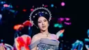 Tiara Andini mengenakan dress model off shoulder warna biru dengan siluet korset batik dari desainer Juliatan. Rok pun dibuat mengembang. [@fawzpadly.]