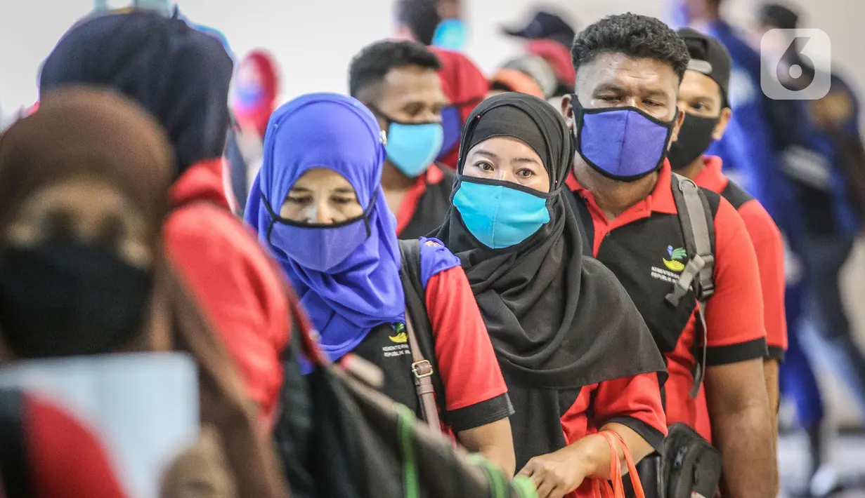 Sejumlah TKI Ilegal yang dipulangkan dari Malaysia mengantre untuk menjalani pemeriksaan kesehatan setibanya di Pelabuhan Tanjung Priok, Jakarta, Jumat (12/6/2020). Sebanyak 436 TKI Ilegal tersebut nantinya akan dipulangkan ke daerah asalnya di 22 provinsi. (Liputan6.com/Faizal Fanani)