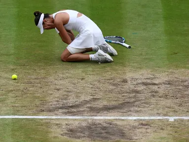 Petenis Spanyol, Garbine Muguruza bereaksi setelah mengalahkan petenis AS Venus Williams pada final turnamen grand slam Wimbledon di London, Sabtu (15/7). Muguruza menang dua set langsung 7-5 6-0 atas Venus. (Facundo Arrizabalaga/Pool Photo via AP)