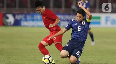 Pemain sayap Timnas Indonesia U-19, Witan Sulaeman (kiri) berebut bola dengan pemain Jepang pada perempat final Piala AFC U-19 2018 di Stadion GBK, Jakarta, Minggu (28/10). Persija Jakarta resmi mendatangkan gelandang timnas Indonesia, Witan Sulaeman. (Liputan6.com/Helmi Fithriansyah)