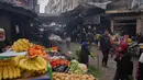 Meski masih terbatas, pasokan kebutuhan harian mulai mengalir deras ke pasar-pasar di Jalur Gaza. Tampak dalam foto, warga Palestina berjalan di sepanjang pasar jalanan tempat buah-buahan dan sayuran dipajang untuk dijual di Kota Gaza, Jumat, 19 Desember 2025. (AP Photo/Abdel Kareem Hana)